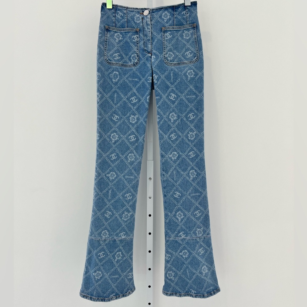 CHANEL 23A RUNWAY CC CAMELLIA BLUE BOOTCUT JEANS SIZE FR 38 / US 6 NWTS!